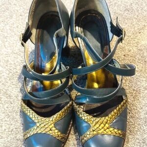 Elegant Women's Cross-Strap Heels in Gold and Gray